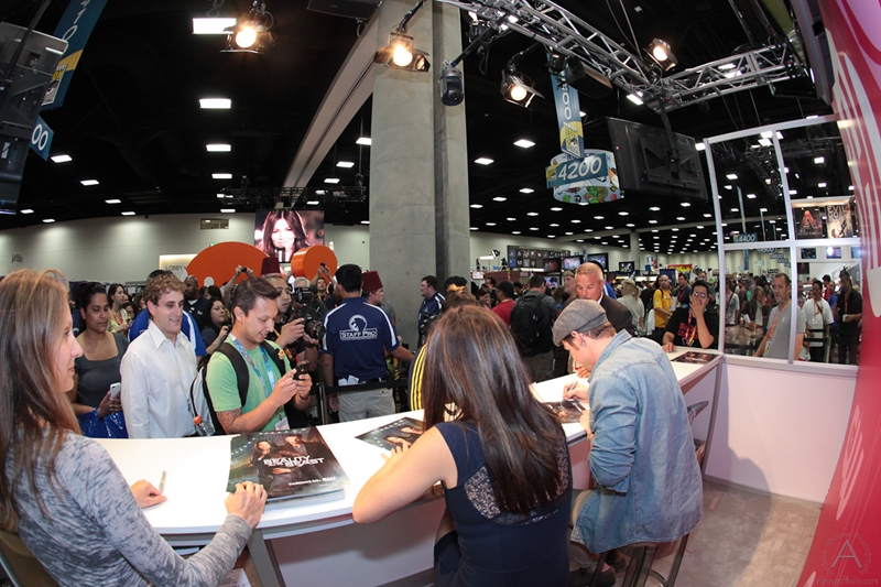 cbs_and_summit_entertainment_booths_at_comic-con_2012_for_antelope_entertainment-27