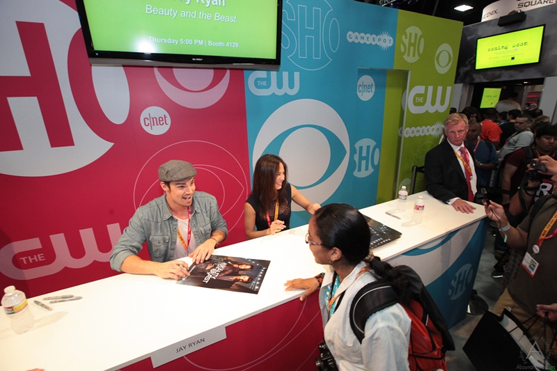 cbs_and_summit_entertainment_booths_at_comic-con_2012_for_antelope_entertainment-26